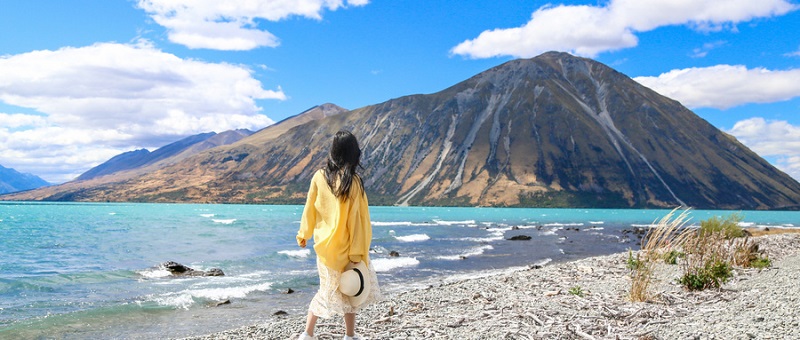 1647239138300394.jpg 摄图网_501634157_wx_新西兰奥豪湖边女孩背影(企业商用).jpg